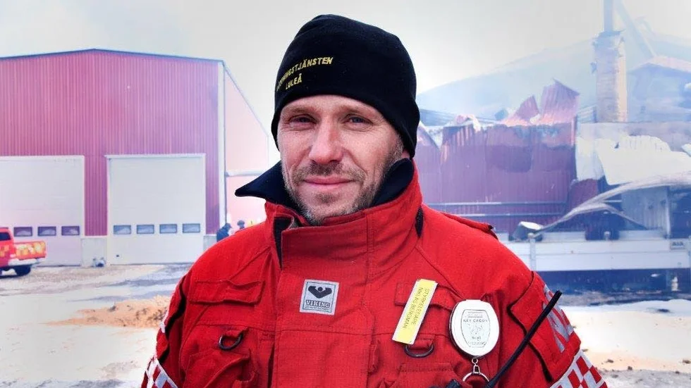 Släckningsarbete. "Det var inte så mycket annat för oss att göra än att skydda intilliggande byggnader", säger Niklas Bergman, styrkeledare vid räddningstjänsten i Luleå.
