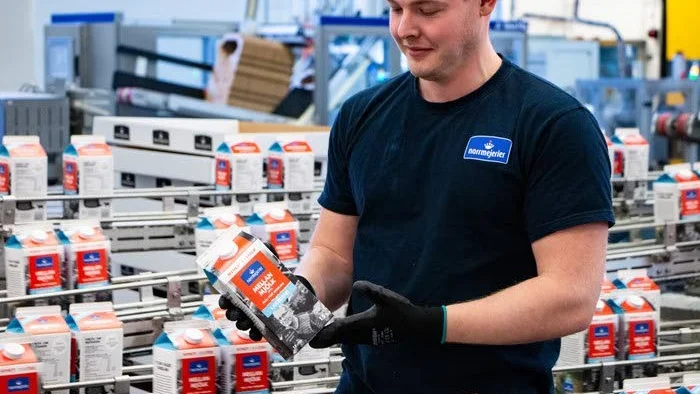 Jonatan Karlsson, operatör vid Norrmejerier är med vid igångkörningen av den nya produktionslinan med 1,5-literförpackningar.
