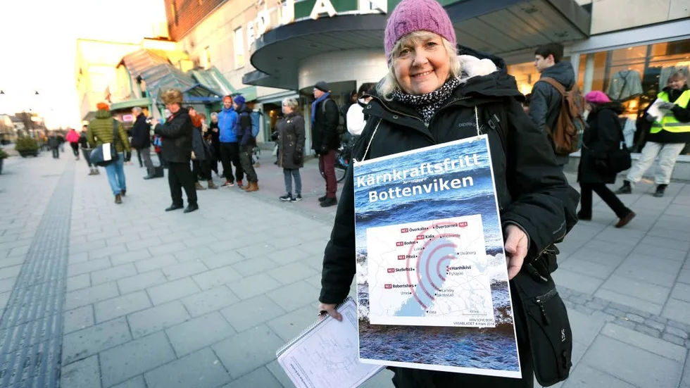 Lena Lagerstam i aktion under en namninsamling mot planerad kärnkraft i Bottenviken.  Hon konstaterar nu att det är bråttom att ställa om men att kärnkraften inte är nån lösning. (Arkivbild)