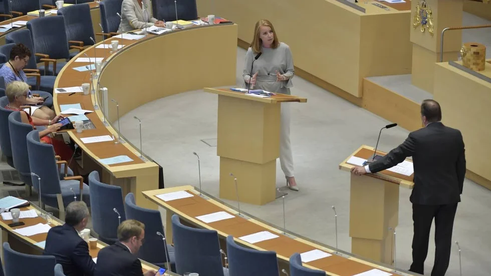 Annie Lööf (C) och Stefan Löfven (S) i debatt i riksdagen.