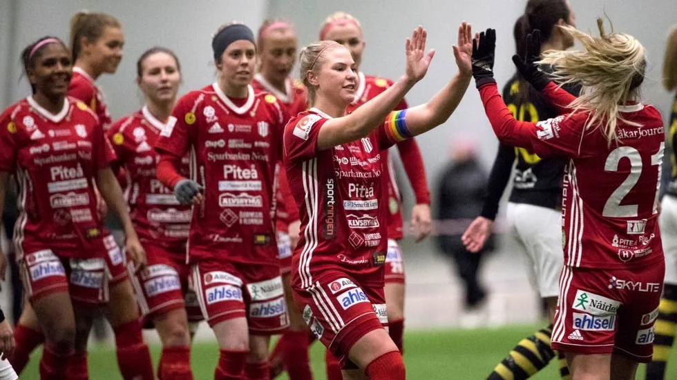 Lagkapten Ellen Löfqvist och hennes Piteå IF vann cuppremiären mot AIK med 5-1. Nu väntar utomhusmatch på söndag mot Ljusdal.
