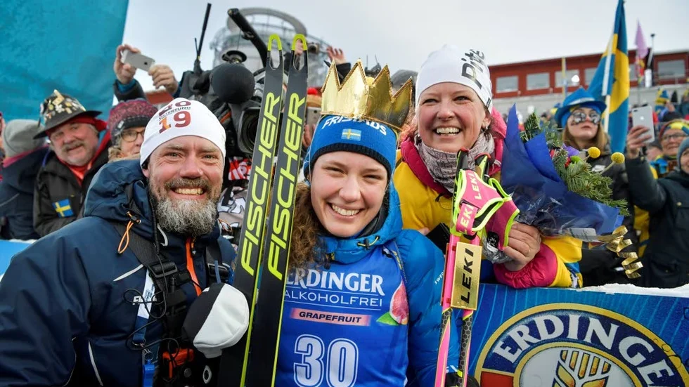 Hanna Öberg tillsammans med pappa Tomas och mamma Viktoria Öberg efter VM-guldet på distans.