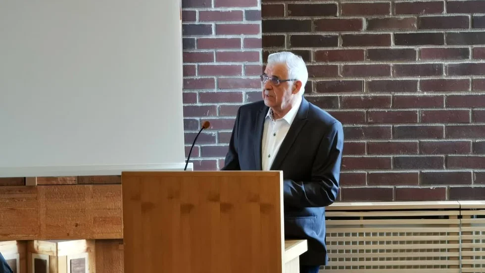Orvo Hannlöv var upp många gånger i talarstolen för att argumentera mot sänkningen. Han kommer att överklaga fullmäktiges beslut.