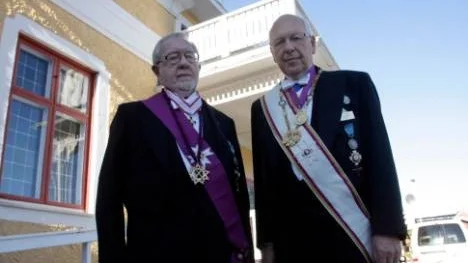 I helgen har Tempelriddarna i Piteå firat 75-års jubileum. Piteås mästare Sture Nilsson (tv) och Högsta Stormästaren Jens Dövik, Oslo, tog brukligt på sig högtidsdräkter.
