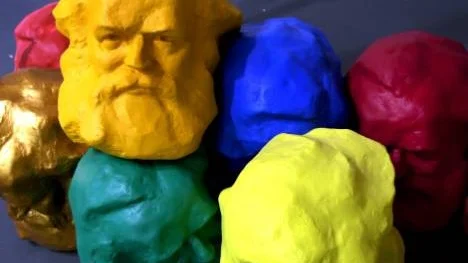 Den tyske filosofen Karl Marx tankar kring klassamhällets maktstrukturer är lika allmängiltiga nu som under 1800-talet, trots att samhäller ser annorlunda ut idag.