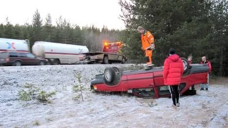 19-åringen klarade sig utan skador när bilen voltade på grund av halkan.