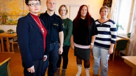 Socialtjänst, elevhälsa och polis arbetar tillsammans förebyggande mot droger. Enhetschefen Madelene Nyman, områdespolisen Robert Janeheim, kuratorn Maria Tjärnberg, socialsekreteraren Jenny Öhlund och kuratorn Ulrika Nygård deltar i arbetet.
