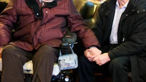 "Åh, vad glad jag blir. Helt suveränt", säger Gurthie Forsberg efter beslutet att hon och särbon Gert Löfgren får dela färdtjänstbil i fortsättningen. (Arkivbild)