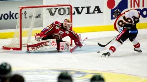 Här fixar Linus Klasen extrapoängen till Luleå. Matchen mot Frölunda gick till straffar och i den första omgången grundlurades Julius Hadacek av Klasen.