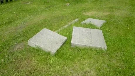 LIGGNADE. På kyrkogården i Harads ligger flera gravstenar på marken. Det har kyrkan själv sett till.Foto: Håkan Zerpe