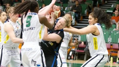 TUFFT. Traci Edwards Northland Basket hade ledningen fram till den fjärde perioden. Men då ökade Salome Kabengano (9), Amanda Zahui (till höger) och övriga Telgespelare farten och kunde till slut vinna med 70–66.Foto: Magnus Liljegren