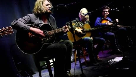 VÄRLDSKLASS-GÄNGET. På Krokodil i Piteå härom kvällen, ett gäng sensationella Americana-musiker: Israel Nash Gripka, Brigitte DeMeyer och Will Kimbrough. Say yeah! Foto: Linda Wikström