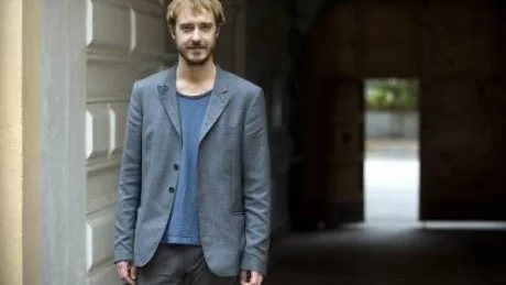 NOVELLER OCH DRAMATIK. Jonas Karlsson har skrivit såväl novellsamlingar som dramatik. Men något filmmanus är inte aktuellt att skriva, ännu: "Det är något annat, man måste beskriva bilderna också, inte bara personer. Möjligen om jag skrev tillsammans med någon."