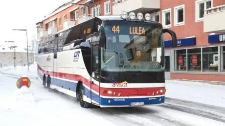 FARLIGA FÄRDER. För riskabelt, ansåg SJ om att sätta in ersättningsbussar i kylan när tågen stod stilla. Men bussarna i länet, här buss 44 Gällivare-Jokkmokk-Luleå, rullade för fullt.