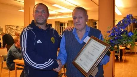 BOXNINGENS AMBASSADÖR. Lage Hedman, boxningens främste lokale ambassadör, belönades i onsdags med den kommunala utmärkelsen Året eldsjäl. Han har vigt sitt liv åt boxningssporten sedan 1960-talet. Karl Erik Taivalssari, BUoK-nämndens vice ordförande, delade ut utmärkelsen. Foto: Kenth Bergmark