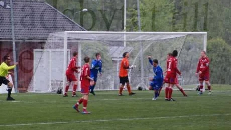 framåt. Jonas Wikstén gör 2-0 mot Piteå 2 på bilden, Wikstén var matchens bästa lirare när Storfors vann med 5-2. Foto: Kent Risberg Vikström