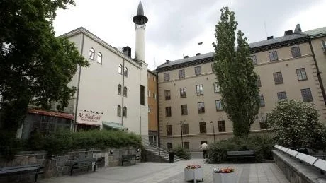 OACCEPTABELT. Vad händer innanför de här väggarna i moskén i Stockholm där en imam anser det är tillåtet med månggifte.