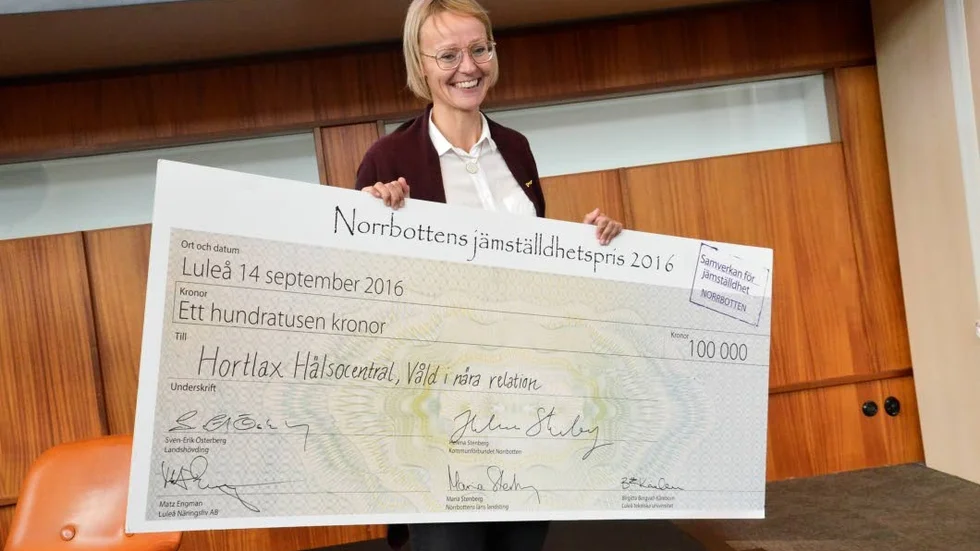 Pristagare. Ingela Norén tar emot checken på 100 000 kronor för Hortlax hälsocentrals arbete mot våld i nära relationer.