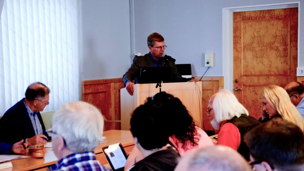 Sekretess. Mikael Larsson (V), kommunalråd i Överkalix litar på socialnämndens bedömning, trots att stor del av förslaget sekretessbelagts.