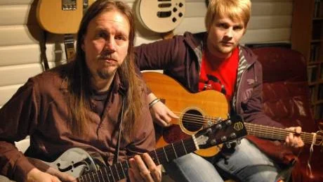 FÄNGSLANDE. "Alla behöver musik. Alla mår bra av det", säger Örjan Mäki som nästa vecka åker på turné till Sveriges största fängelse tillsammans med Johan Mäki.  Foto: ÅSA POROMAA