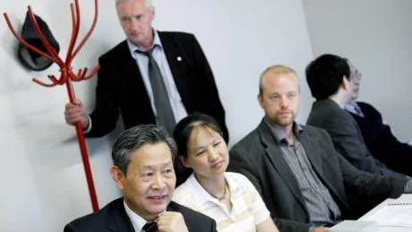 BIOBRÄNSLEN  INTRESSANTA. En delegation från den kinesiska motsvarigheten till ingenjörsvetenskapsakademin besökte LTU i går. Delegationen leddes av Xiangwan Du, vice ordförande för CAE. Till höger om honom sitter LTU-forskarna Xiaoyan Ji och Marcus Öhman. Bakom dem står professor Bo Nordell.   Foto: LINDA WIKSTRÖM