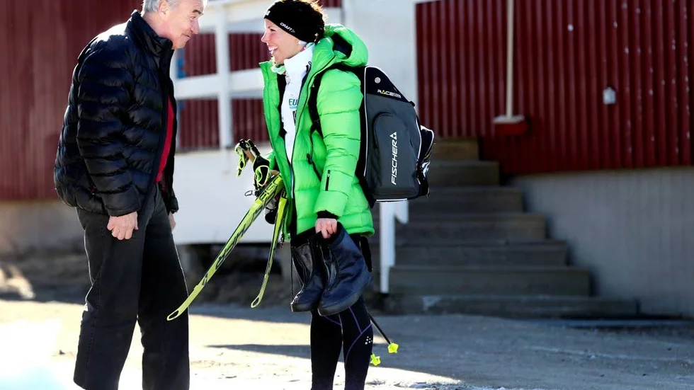 Huvudpersoner. Erik Lindbäck och Charlotte Kalla diskuterar på den tilltänkta världscupstadion.