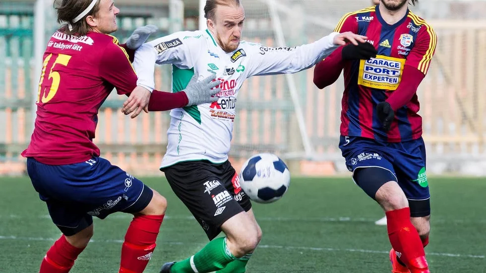Besviken. Markus Wahlberg och hans Bergnäset var upprörda över att lagkamraten Viktor Pettersson blev utvisad i den första halvleken mot Anundsjö. .