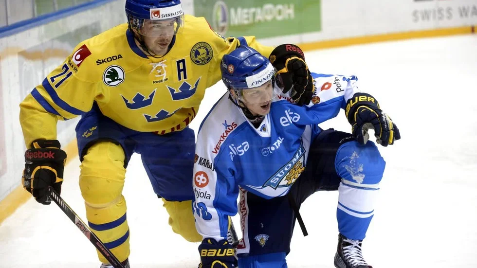 Till Luleå Hockey. Finländaren Toni Rajala i närkamp med Jimmie Ericsson under en landskamp i december 2013.