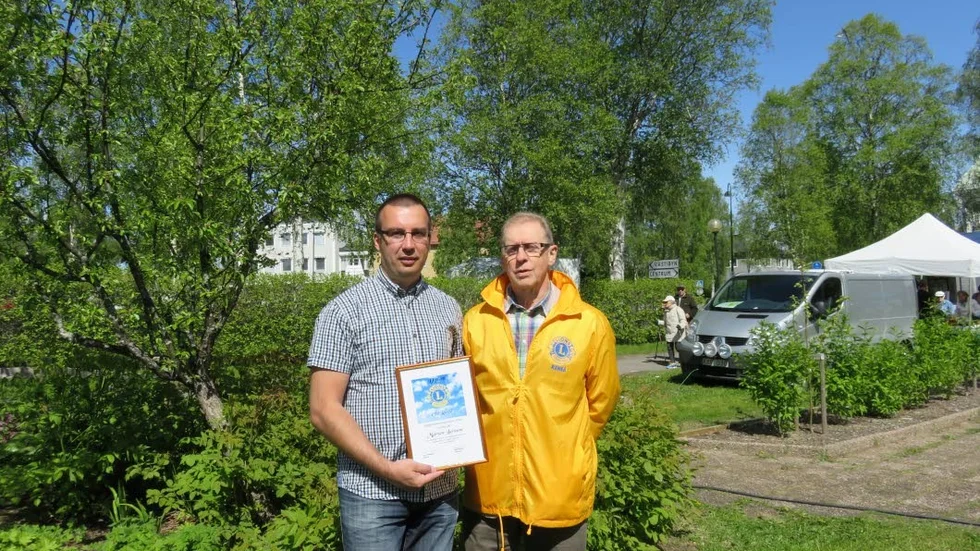 Stipendieutdelning. Mårten Larsson blev tilldelad stipendiet ”Årets ungdomsledare ” av presidenten Inge Fredriksson från Lions Club Råneå.