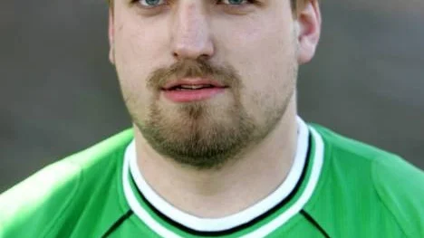 Jörger Westerlund, spelande tränare i Jävres fotbollsgäng, fick inkassera en ny förlust. Och nu ser det mörkt ut för laget i botten av femman.