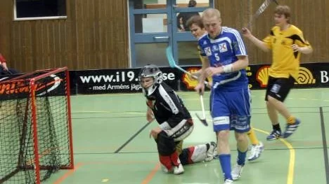 Målkungen Emil Lindmark visade hög klass och gjorde fyra av K4:s mål i helgens två hemmamatcher. Här har Emil  (i mitten) just gett sitt lag ledningen med 5-3 i gårdagens match mot Hernösand där han blev tremålsskytt.