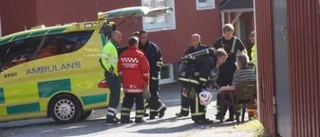 Äldre man rökskadad i lägenhetsbrand