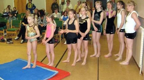 Älvsbygymnasterna på en uppvisning med gymnastiska hopp och volter.