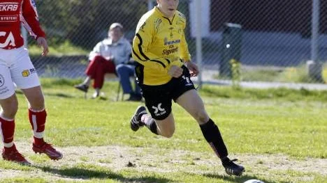 Henrik Larsson stormar fram. Han är Infjärdens bäste målskytt inför derbyt mot Piteå. (Arkivbild)