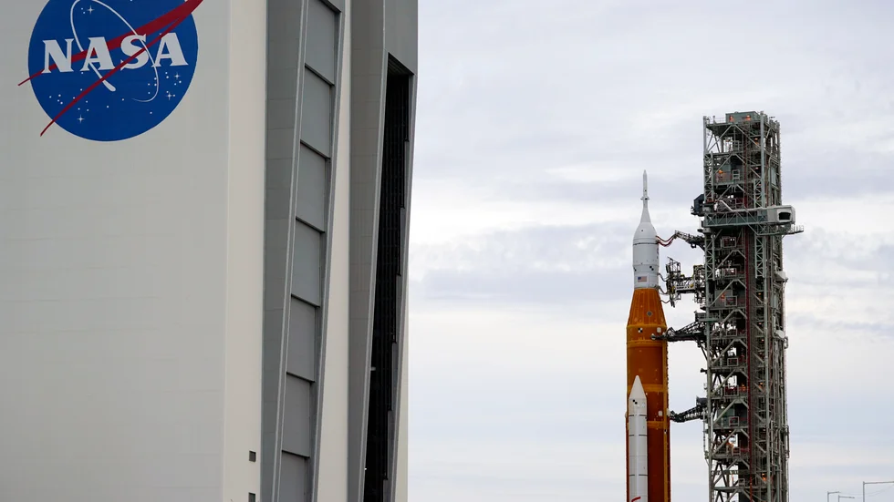 Nasas månraket Artemis rullades tillbaka in i hangaren för att stå skyddad under orkanen Ian. Arkivbild.