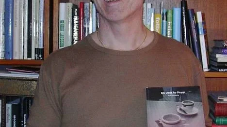 Arvidsjaursonen Erik Dahlberg romandebut "En Doft av Hopp" säljs inte över disk utan kan bara  införskaffas via nätet. "Jag räknar absolut inte med att bli rik på den utan lönen blir tillfredställelsen att ha gett ut en bok", säger författaren.