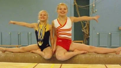 Julia och Adina Rumbutis, Älvsbygymnasterna, var med i ungdomscupen i Stockholm.