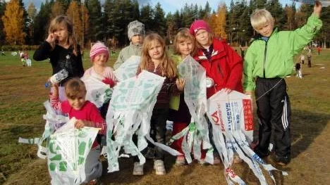 I Parkskolans drakflygarfest deltog bland annat det här gänget elever, samtliga försedda med egenhändigt tillverkade drakar som visade sig ha god flygförmåga i septembervinden.