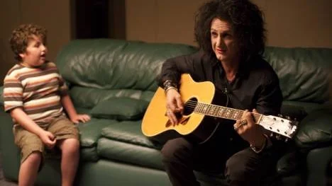 Sean Penn spelar den övervintrade rockaren Cheyenne som vill hämnas på sin fars fångvaktare i "This must be the place".