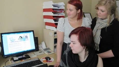 Tjejjouren i Älvsbyn bemannas av från vänster Emma Grahn, Linda Sköld och Rebecca Hjort (sittande) och har en egen hemsida där tjejer kan skriva och berätta om sina funderingar eller problem.