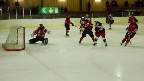 MG/Arvidsjaurs målis Linus Westermark hade det stundvis svettigt i kassen under lördagens hemmamatch mot Bolidens FFI.