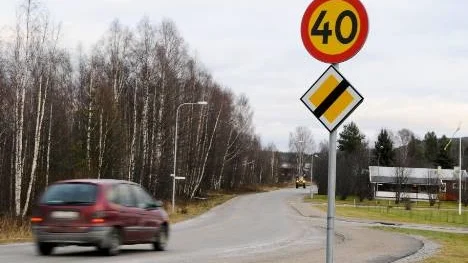 Polisen uppmanar folk att lätta på gasen. Nya hastighetsskyltar har precis kommit upp och innebär i de flesta fall en hastighetssänkning.