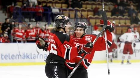 Petter Emanuelsson, till vänster, blev tvåmålskytt för Piteå Hockey mot Kalix. Passningen till det viktiga 4-1-målet i slutet av andra perioden fick han från Joakim Lindahl (till höger).