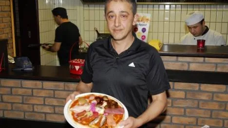 Mario Ismail med sitt bidrag till julen, en julpizza.