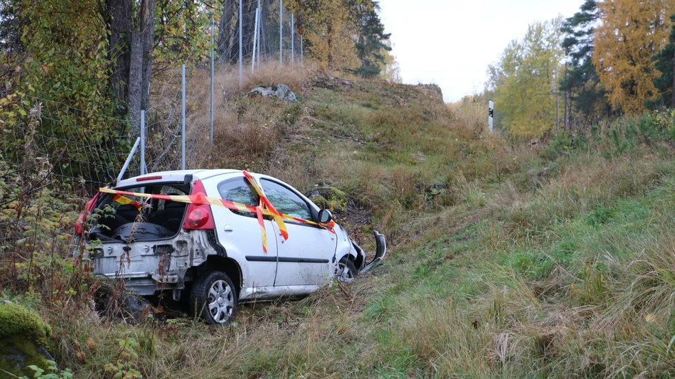 En bil körde under lördagen av väg 263.