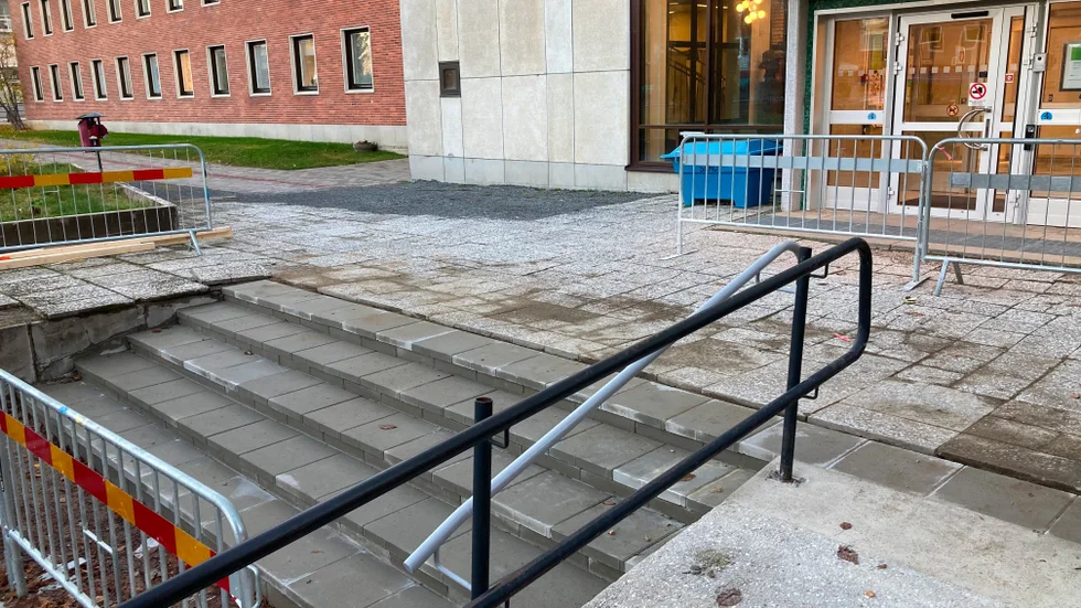 Nu har det gjorts en bättre och säkrare trapp utanför stadshusets baksida till man gör klart den slutliga renoveringen av baksidan. Bilden tagen den 16 oktober.