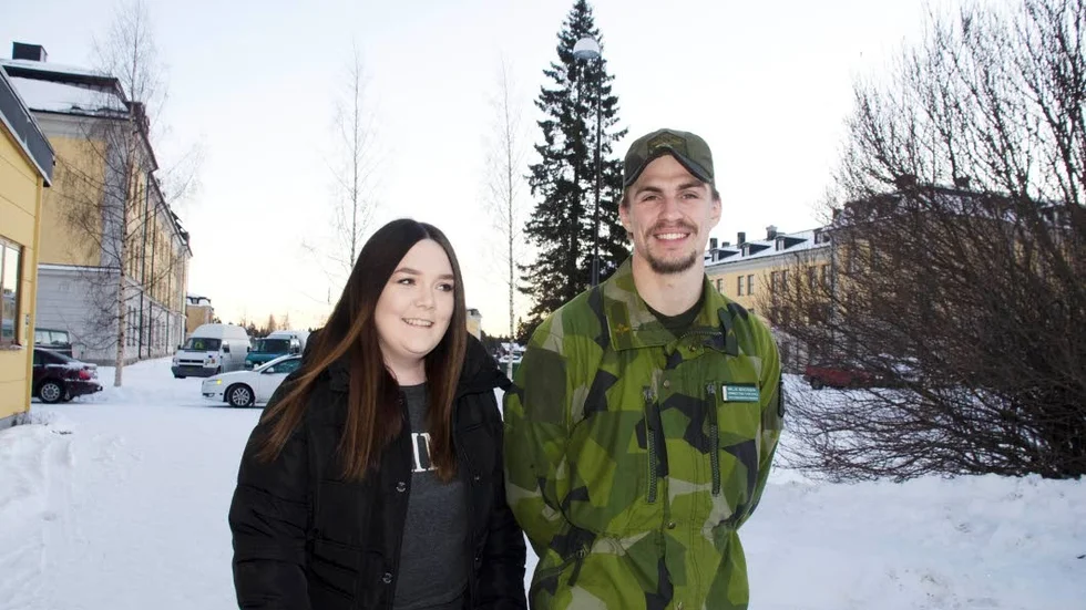 Intresserad. Elin Norberg från Piteå vill bli soldat. "Vilken inriktning vet jag inte ännu", säger hon. Niklas Bengtsson är flygbassäkerhetssoldat på F21 i Luleå. Det har han varit i 4 år.
