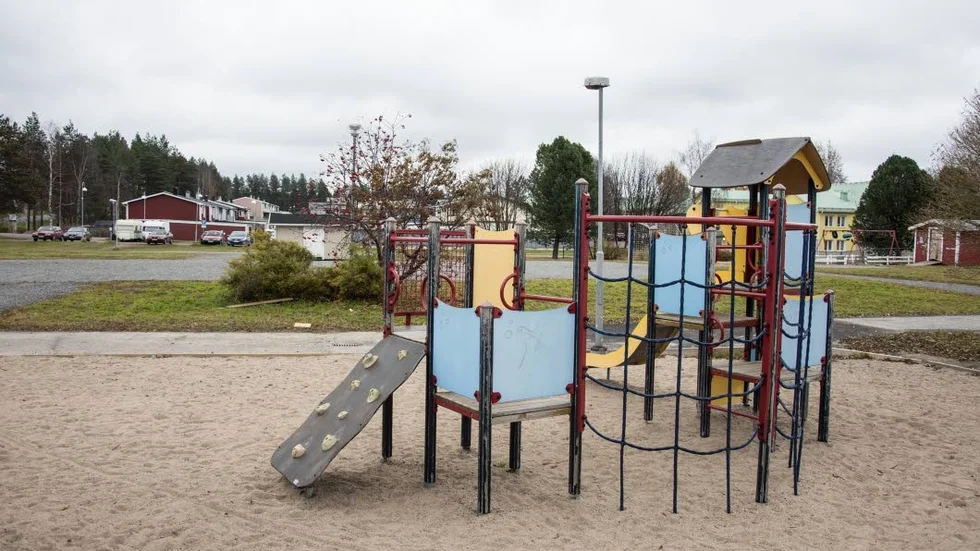 Lekutrustningen kvar. På grusplanen i bakgrunden stod förskolan som revs förra året. Nu står det klart att Hertsöunds förskola ska byggas upp. Trolig byggstart nästa höst.
