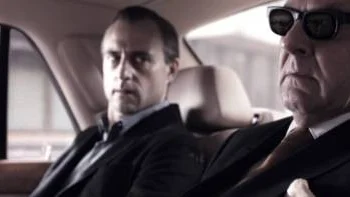 GANGSTERS. Mark Strong och Tom Wilkinson myser i en bil.
