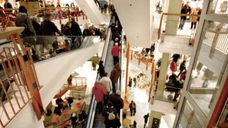 KLAPPJAKT. Dagen före julafton var det trångt i Smedjans rulltrappor men efter julhandel och reor väntar tuffa tider för många handlare.